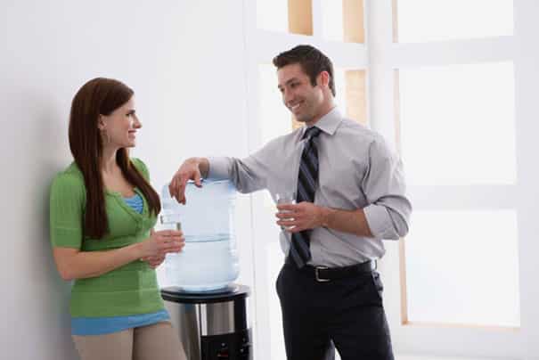 σημαδια οτι σε γουσταρει ενας αντρας απο τη δουλεια