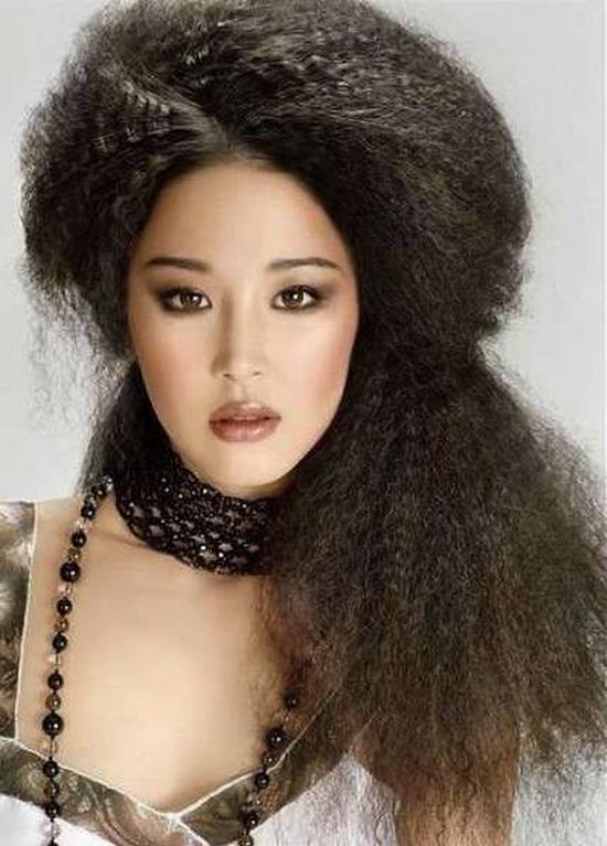 capelli-frise-a-tutto-volume-semiraccolti