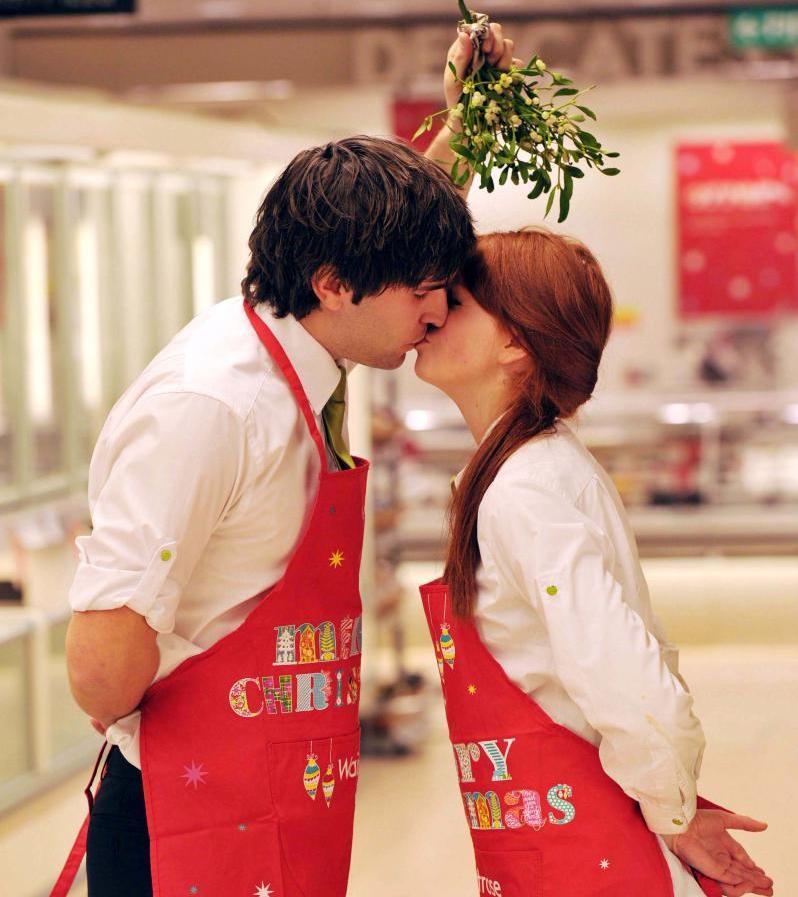 Γιατί φιλιόμαστε κάτω από το γκι; Να γιατί πρέπει να το κάνεις! - womanoclock