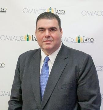 Περισσότεροι από 12.000 κύκλοι εξωσωματικής, κυρίως σε γυναίκες ηλικίας άνω των 35 ετών, πραγματοποιούνται ετησίως στη χώρα μας, με τον έναν στους τρεις να καταλήγει σε εγκυμοσύνη. Από αυτές τις κυήσεις, λιγότερο από 0,5% αφορούν τρίδυμα μωρά και το σχεδόν 6,5% είναι δίδυμες, ενώ σε κάποιες περιπτώσεις απαιτείται μείωση των εμβρύων που κυοφορούν οι γυναίκες. Αυτό αποκαλύπτει η Εθνική Αρχή Ιατρικώς Υποβοηθούμενης Αναπαραγωγής (ΕΑΙΥΑ), η οποία συνέλεξε προσφάτως στατιστικά στοιχεία του έτους 2013 για τους κύκλους εξωσωματικής σε 41 (επί συνόλου 44) κέντρα υποβοηθούμενης αναπαραγωγής που λειτουργούν στη χώρα μας. Σύμφωνα με τα στοιχεία, έγιναν 12.207 νέοι κύκλοι υποβοηθούμενης αναπαραγωγής, οι 2.395 από τους οποίους ήταν με κλασική εξωσωματική γονιμοποίηση (IVF) και οι 9.812 με μικρογονιμοποίηση ωαρίων (ICSI). Το ποσοστό επίτευξης κυήσεως ήταν συνολικά 30%, με εκείνο έπειτα από κατάψυξη να είναι 35% και με δωρεά ωαρίων 54%. Ο αριθμός των τριδύμων κυήσεων ήταν μόλις 31, των διδύμων 408 και σε 25 περιπτώσεις έγινε μείωση στον αριθμό των εμβρύων. Από τις χιλιάδες γυναίκες που υποβλήθηκαν σε εξωσωματική, καμία δεν εκδήλωσε σοβαρές επιπλοκές. Υπήρξαν όμως 38 περιπτώσεις συνδρόμου υπερδιέγερσης των ωοθηκών και 13 αιμορραγίες κατόπιν ωοληψίας. «Η εξωσωματική στη χώρα μας είναι ιδιαίτερα αποτελεσματική και ασφαλής μέθοδος αντιμετώπισης των προβλημάτων υπογονιμότητας. Παρ’ όλο που πολλές γυναίκες φοβούνται ότι θα έχουν παρενέργειες από τα φάρμακα που χορηγούνται για τη διέγερση των ωοθηκών, τα ελληνικά και διεθνή επιστημονικά στοιχεία αποδεικνύουν ότι είναι ασφαλή, τόσο βραχυπρόθεσμα όσο και μακροπρόθεσμα» λέει ο ο μαιευτήρας-χειρουργός γυναικολόγος Δρ. Ιωάννης Π. Βασιλόπουλος, MD, MSc, ειδικός στην Υποβοηθούμενη Αναπαραγωγή και ιδρυτικό μέλος του Institute of Life-ΙΑΣΩ (www.gynecologie.gr ). Μέχρι σήμερα, μετά από πολλαπλές έρευνες για τη σχέση ορμονικών φαρμάκων και ανάπτυξης κακοήθων νόσων δεν έχει αποδειχτεί ότι υπάρχει αιτιολογική σχέση. Σε γυναίκες χαμηλού κινδύνου, δηλαδή χωρίς ατομικό ιστορικό ή οικογενειακό ιστορικό, η χρήση ορμονικών φαρμάκων δεν σχετίζεται με πρόκληση κακοήθων νόσων. Αντίθετα, σε γυναίκες υψηλού κινδύνου, με ατομικό ή οικογενειακό ιστορικό κακοήθους νόσου, μεγαλύτερης ηλικίας ή με πολλαπλές θεραπείες στο παρελθόν με ορμονικά φάρμακα συστήνεται προσοχή, καθώς η ορμονική θεραπεία μπορεί να προάγει την ανάπτυξη παθολογίας στα ορμονοευαίσθητα όργανα. Επομένως, βασικό στοιχείο ελέγχου πριν από την έναρξη της ορμονικής θεραπείας σε μία γυναίκα είναι η λεπτομερής λήψη ιστορικού, η αναγνώριση παραγόντων επικινδυνότητας και η διεξαγωγή προληπτικών ελέγχων, όπως το τεστ Παπανικολάου, ο υπέρηχος μαστού, η μαστογραφία και το υπερηχογράφημα γεννητικών οργάνων. Σύμφωνα με την Αμερικανική Εταιρεία Αναπαραγωγικής Ιατρικής (ASRM) και με τη βρετανική Αρχή Ανθρώπινης Γονιμοποίησης & Εμβρυολογίας (HFEA), οι πιο συνηθισμένες ανεπιθύμητες ενέργειες των φαρμάκων αυτών είναι πόνος στο στομάχι, εξάψεις, διακυμάνσεις της ψυχικής διάθεσης, βαριά περίοδος, ευαισθησία στους μαστούς, αϋπνία, αυξημένη ούρηση, σπυράκια, πονοκέφαλος, αύξηση του σωματικού βάρους, ζάλη και κολπική ξηρότητα. Ένας άλλος κίνδυνος ο οποίος, όμως, είναι σπάνιος με τη χρήση των ανταγωνιστών και την εμβρυομεταφορα σε δεύτερο χρόνο μετά από κατάψυξη των εμβρύων, είναι το σύνδρομο υπερδιέγερσης ωοθηκών, που τυπικά διαρκεί μία εβδομάδα και χαρακτηρίζεται από διόγκωση και πόνο των ωοθηκών αλλά και γενικότερα της κοιλιάς. Η γυναίκα μπορεί επίσης να έχει τυμπανισμό (φούσκωμα), ενώ μερικές φορές παρατηρούνται ναυτία, έμετος και διάρροια. Τα νεότερα φάρμακα που έχουν αναπτυχθεί για τη θεραπεία της εξωσωματικής γονιμοποίησης επιτρέπουν την ολοκλήρωση της θεραπείας στο μισό περίπου χρονικό διάστημα συγκριτικά με τα φάρμακα της προηγούμενης γενιάς. Τα νεότερα πρωτόκολλα καθιστούν τον έλεγχο της ανταπόκρισης των ωοθηκών πιο εύκολο και επιτρέπουν την μείωση της ανάπτυξης του συνδρόμου υπερδιέγερσης των ωοθηκών. Επιπλέον, πρόσφατα ενσωματώθηκαν φάρμακα στην θεραπεία υποβοήθησης που αντικαθιστούν τις καθημερινές ενέσεις με μία εφάπαξ χρήση. Κάτι τέτοιο σημαίνει λιγότερες ενέσεις, λιγότερες ενοχλήσεις από την καθημερινή χρήση ενέσεων και μεγαλύτερη ευελιξία από την πλευρά των γυναικών που υποβάλλονται σε θεραπεία. Έχει επίσης αποκλειστεί το ενδεχόμενο να αυξάνουν τα φάρμακα τον κίνδυνο καρκίνου στα παιδιά, όπως έδειξε και μία από τις μεγαλύτερες μελέτες του είδους που πραγματοποιήθηκε σε 106.013 παιδιά τα οποία γεννήθηκαν έπειτα από εξωσωματική γονιμοποίηση. Η μελέτη αυτή, που δημοσιεύθηκε το 2013 στο επιστημονικό περιοδικό New England Journal of Medicine, κατέληξε στο συμπέρασμα ότι η υποβοηθούμενη αναπαραγωγή δεν συνδέεται με αυξημένο κίνδυνο καρκίνου, συμπεριλαμβανομένης της λευχαιμίας και των όγκων του κεντρικού νευρικού συστήματος (εγκέφαλος, νωτιαίος μυελός). Παρότι εξάλλου κάποιες μελέτες έχουν δείξει ότι οι γενετικές ανωμαλίες είναι κάπως περισσότερες στα μωρά της εξωσωματικής, άλλες έχουν αντικρούσει αυτό το εύρημα, ενώ δεν έχει ακόμα ξεκαθαριστεί αν μια πιθανή συσχέτιση οφείλεται στα φάρμακα της εξωσωματικής ή στις αιτίες της υπογονιμότητας του ζευγαριού που το οδηγούν στη λύση της εξωσωματικής. Επιπρόσθετα, «τα ζευγάρια πρέπει να ξέρουν πως όταν διαβάζουν κάπου ότι ο κίνδυνος μιας επιπλοκής “διπλασιάζεται με την εξωσωματική”, είναι σημαντικό να ξέρουν σε τι αναφέρεται αυτό», υπογραμμίζει ο Δρ. Βασιλόπουλος. «Άλλο είναι να διπλασιάζεται ένας κίνδυνος που από μόνος του είναι 0,001% και άλλο ένας κίνδυνος που αρχίζει από το 10%. Επομένως, να συζητούν ό,τι τους προβληματίζει με τον γιατρό τους για να εξακριβώνουν αν ο “διπλασιασμός” ισοδυναμεί με σημαντικό κλινικό κίνδυνο ή όχι». Σε κάθε περίπτωση, «ο μεγαλύτερος κίνδυνος που συνδέεται με τις θεραπείες γονιμότητας είναι οι πολύδυμες κυήσεις γι’ αυτό και είναι θεσπισμένοι περιορισμοί στον αριθμό των εμβρύων που μπορούν να εμφυτευθούν στη γυναίκα», προσθέτει. Οι πολύδυμες κυήσεις συνδέονται με αυξημένο κίνδυνο επιπλοκών (π.χ. πρόωρος τοκετός, αποβολή, καισαρική τομή, διαβήτης κύησης, υπέρταση κύησης, προεκλαμψία) και με αυξημένους κινδύνους για την υγεία των εμβρύων (π.χ. χαμηλό βάρος γέννησης, αναπτυξιακές δυσκολίες). Μελέτες έχουν δείξει ότι ο κίνδυνος του μωρού να χαθεί πριν καν γεννηθεί ή μέσα στην πρώτη εβδομάδα της ζωής του είναι τετραπλάσιος για τα δίδυμα έμβρυα απ’ ό,τι για τα μονήρη, ενώ στις τρίδυμες κυήσεις ο κίνδυνος επταπλασιάζεται, σύμφωνα με την HFEA. Επίσης ο κίνδυνος εγκεφαλικής παράλυσης είναι πενταπλάσιος στις δίδυμες κυήσεις και 18 φορές μεγαλύτερος στις τρίδυμες, απ’ ό,τι στις μονήρεις. «Για όλους αυτούς τους κινδύνους το ζευγάρι πρέπει να ενημερώνεται αναλυτικά από τον θεράποντα ιατρό, με βάση και τον Κώδικα Δεοντολογίας της Ιατρικώς Υποβοηθούμενης Αναπαραγωγής που εξέδωσε πρόσφατα η ΕΑΙΥΑ», καταλήγει ο Δρ. Βασιλόπουλος.