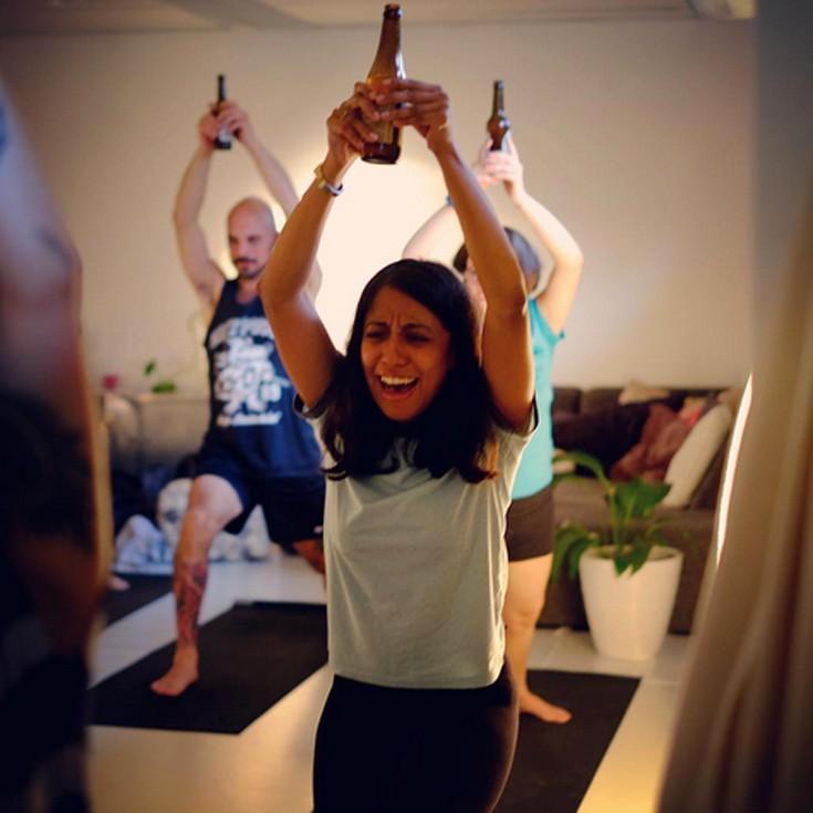 Η γιόγκα πίνοντας μπύρα είναι η νέα μόδα