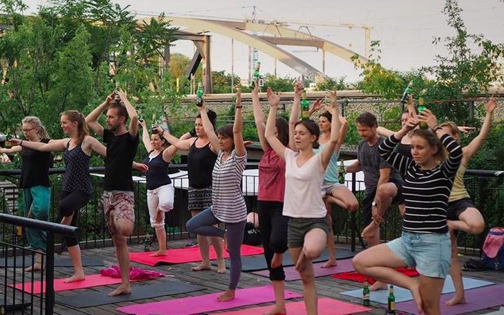 Η γιόγκα πίνοντας μπύρα είναι η νέα μόδα