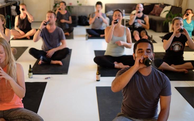 Η γιόγκα πίνοντας μπύρα είναι η νέα μόδα