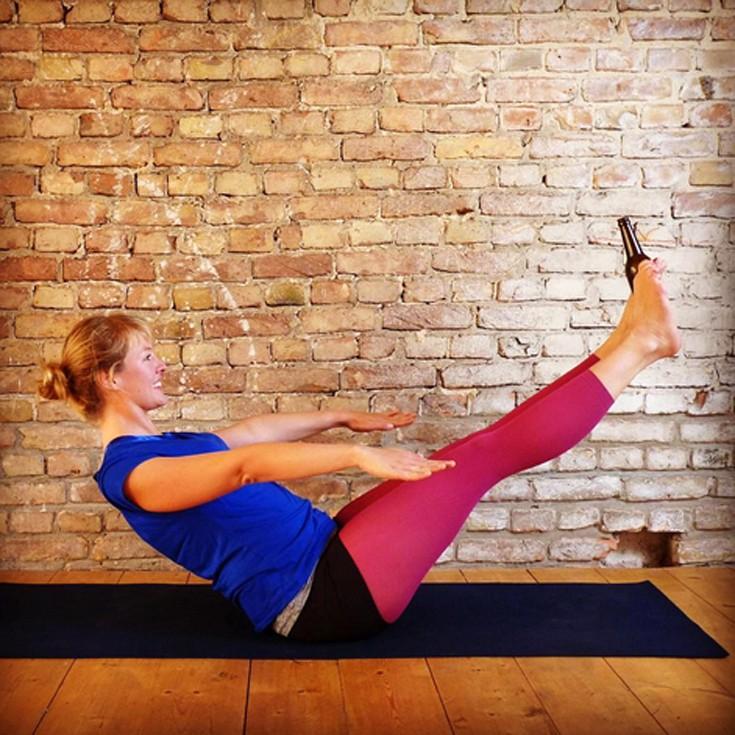 Η γιόγκα πίνοντας μπύρα είναι η νέα μόδα