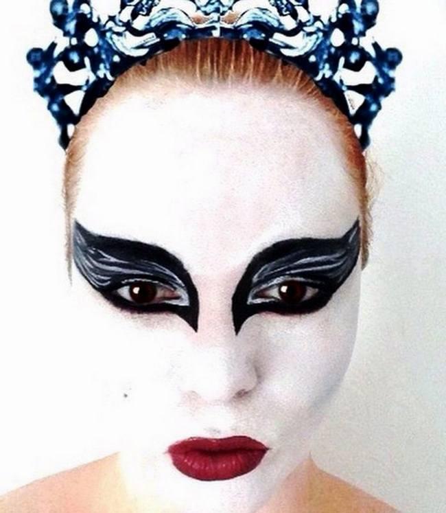 Black-Swan-Makeup-For-Halloween-696x800