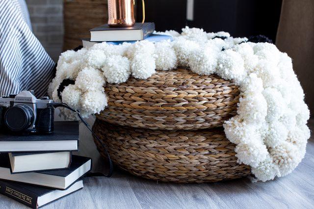 DIY: Φτιάξε μόνη σου ένα Υπέροχο Χαλάκι Pompom