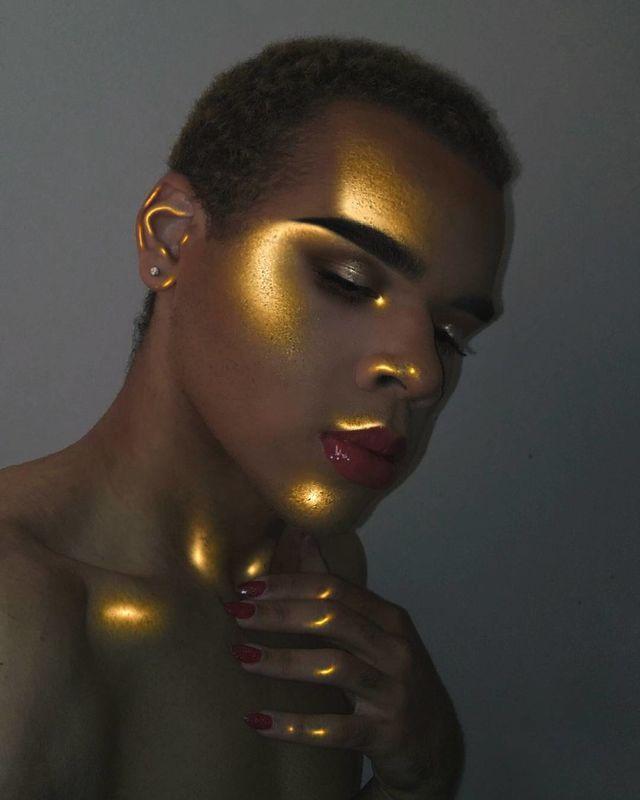 Neon Strobing: η νέα Τεχνική Highlighting που έγινε Τάση