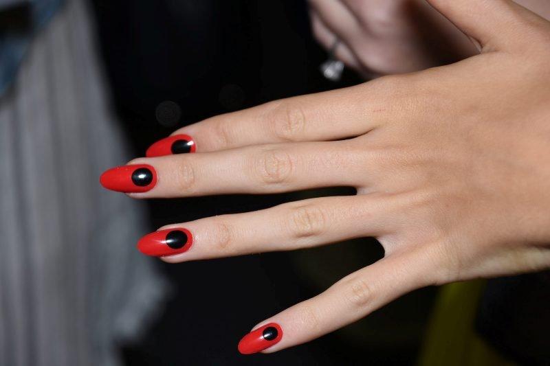 Minimal Dot Nails: Σχέδια Νυχιών με τη Βούλα