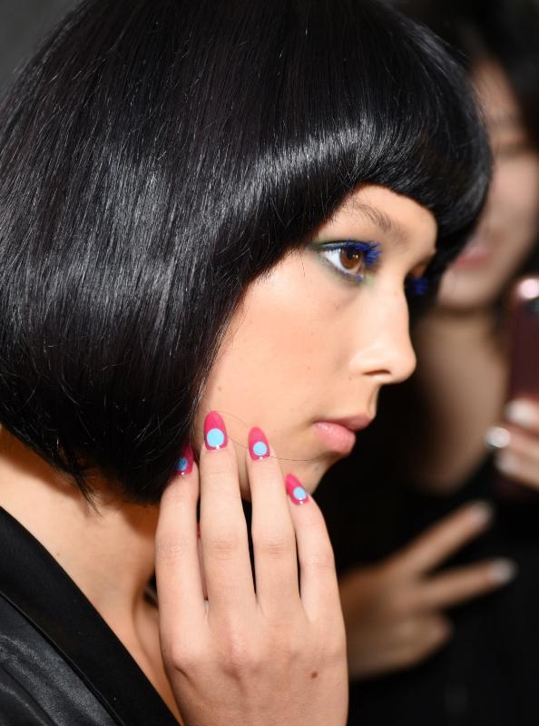 Minimal Dot Nails: Σχέδια Νυχιών με τη Βούλα