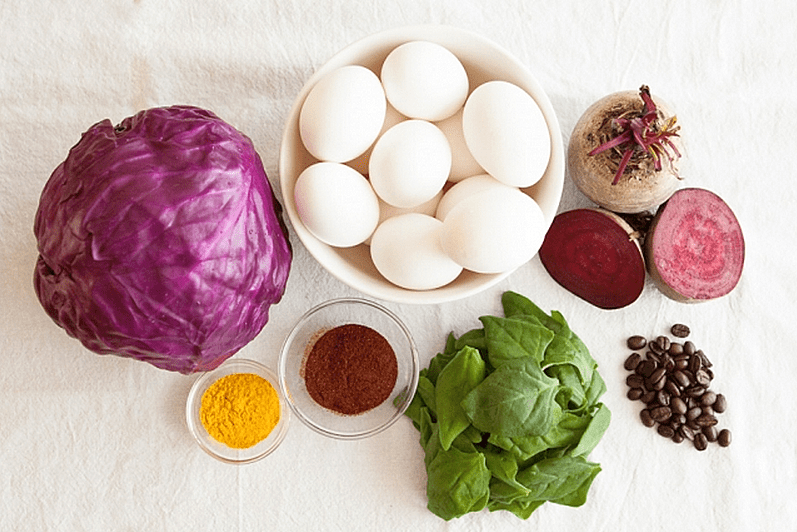 Βάψε οικολογικά τα πασχαλινά αυγά με υλικά που έχεις στο ψυγείο