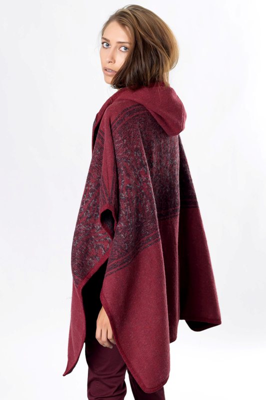 Εμπριμέ πόντσο με κουκούλα - Η απόλυτη ethic εμφάνιση