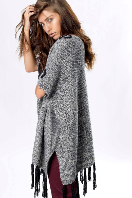 Το αγαπημένο γκρι στο πόντσο με κρόσια